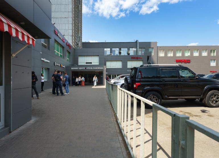 Панорама: Вид входной группы снаружи